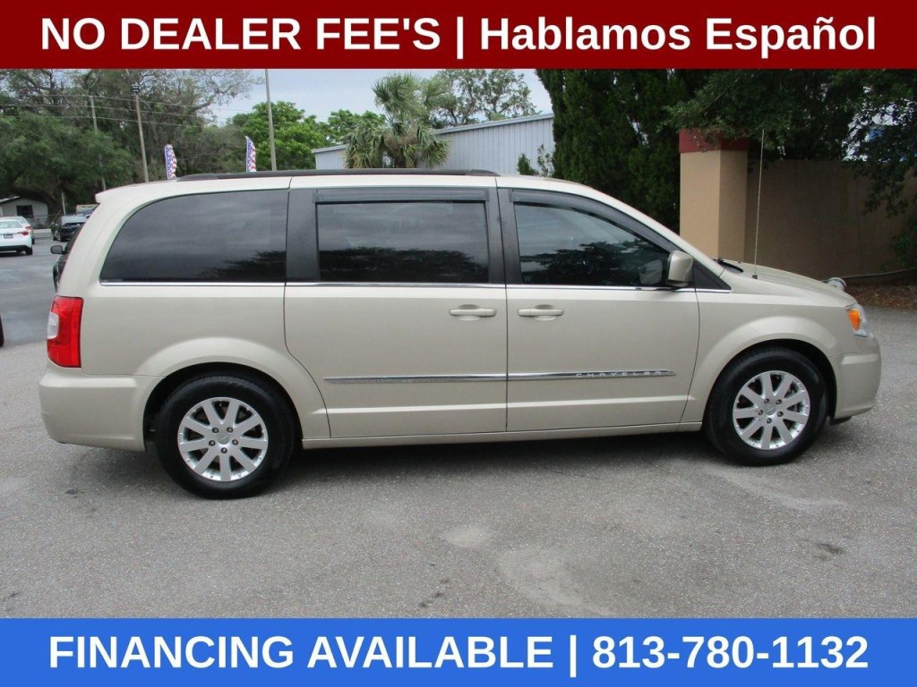 2015 Chrysler Town & Country Image 6