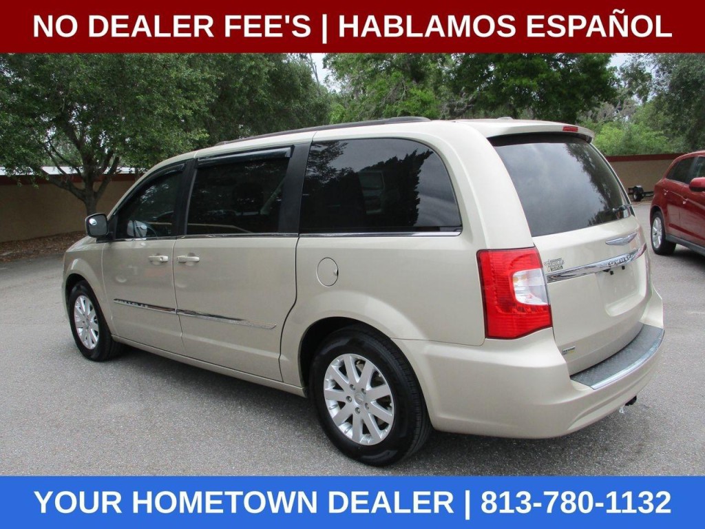 2015 Chrysler Town & Country Image 2