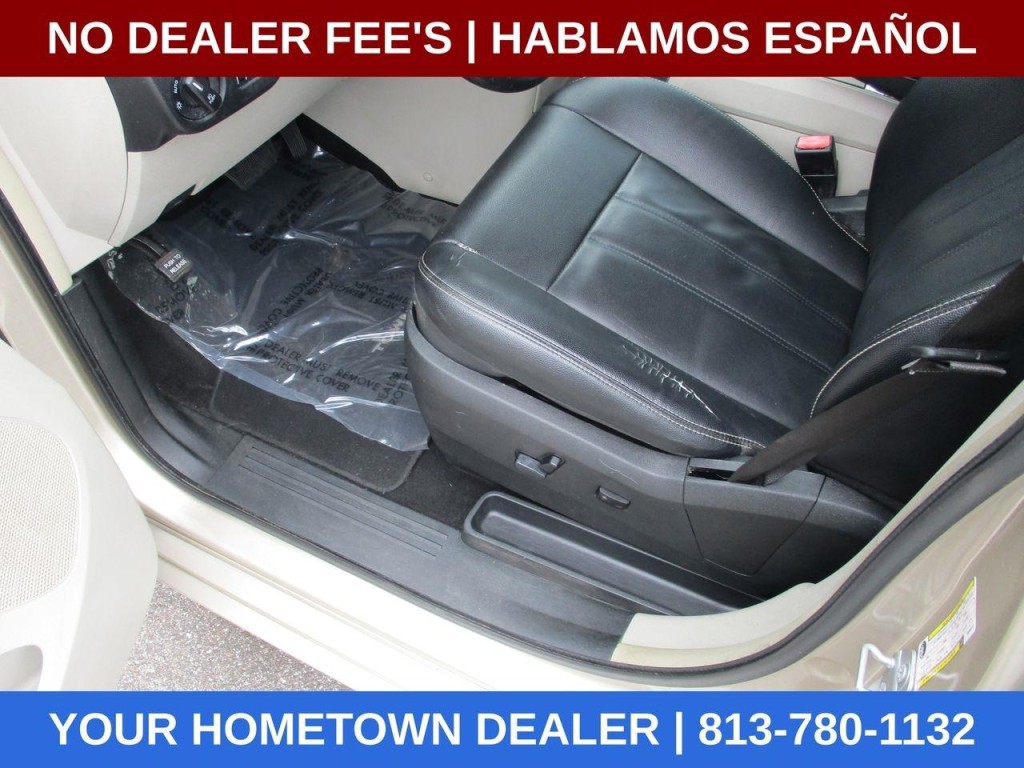 2015 Chrysler Town & Country Image 17