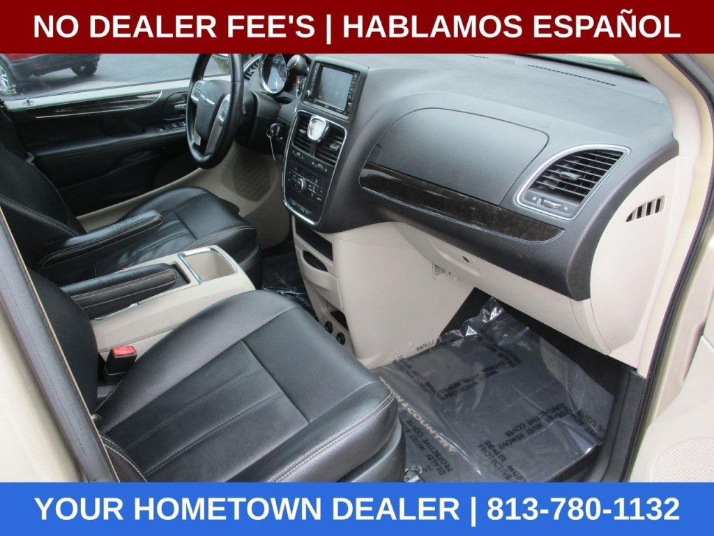 2015 Chrysler Town & Country Image 24