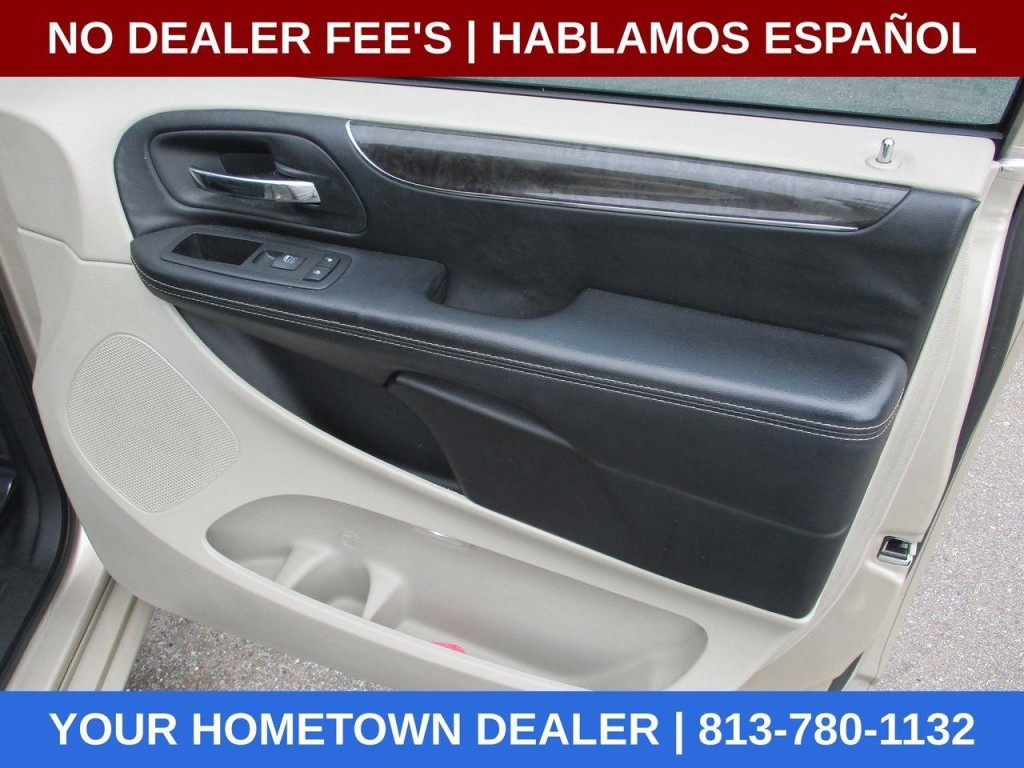 2015 Chrysler Town & Country Image 25