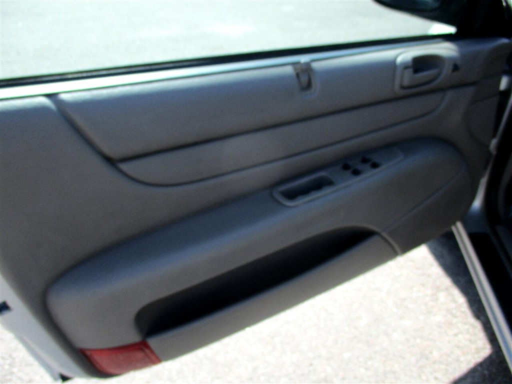 2003 Chrysler Sebring Image 18