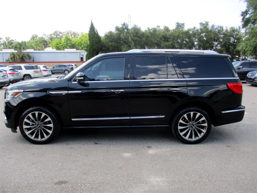 2019 Lincoln Navigator Image 2