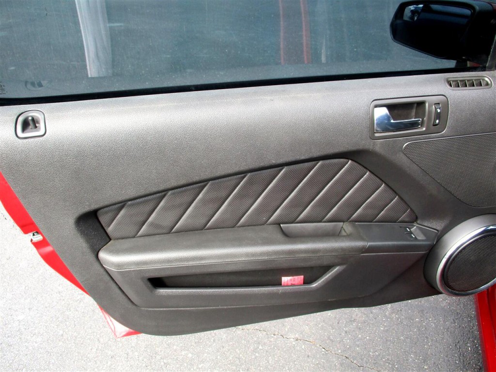 2013 Ford Mustang Image 19