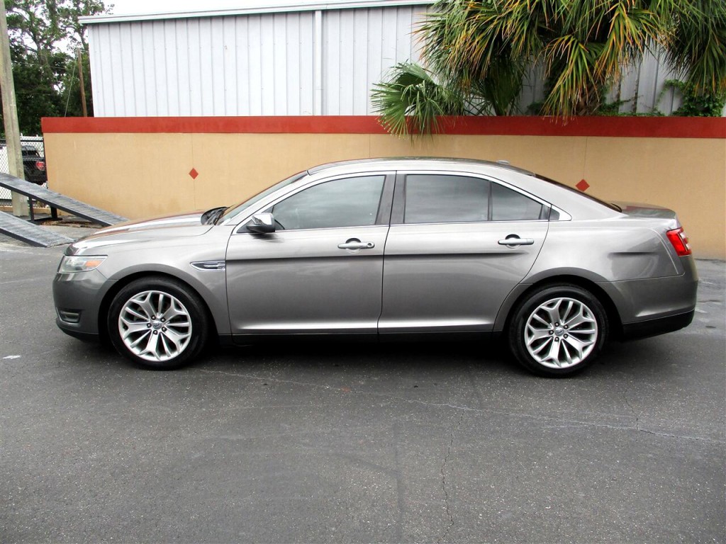 2014 Ford Taurus Image 2