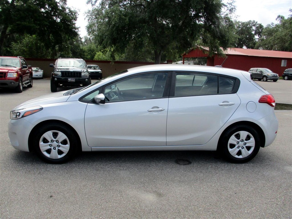 2017 Kia Forte Image 2