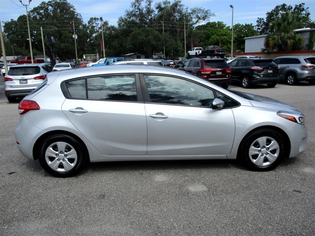 2017 Kia Forte Image 6