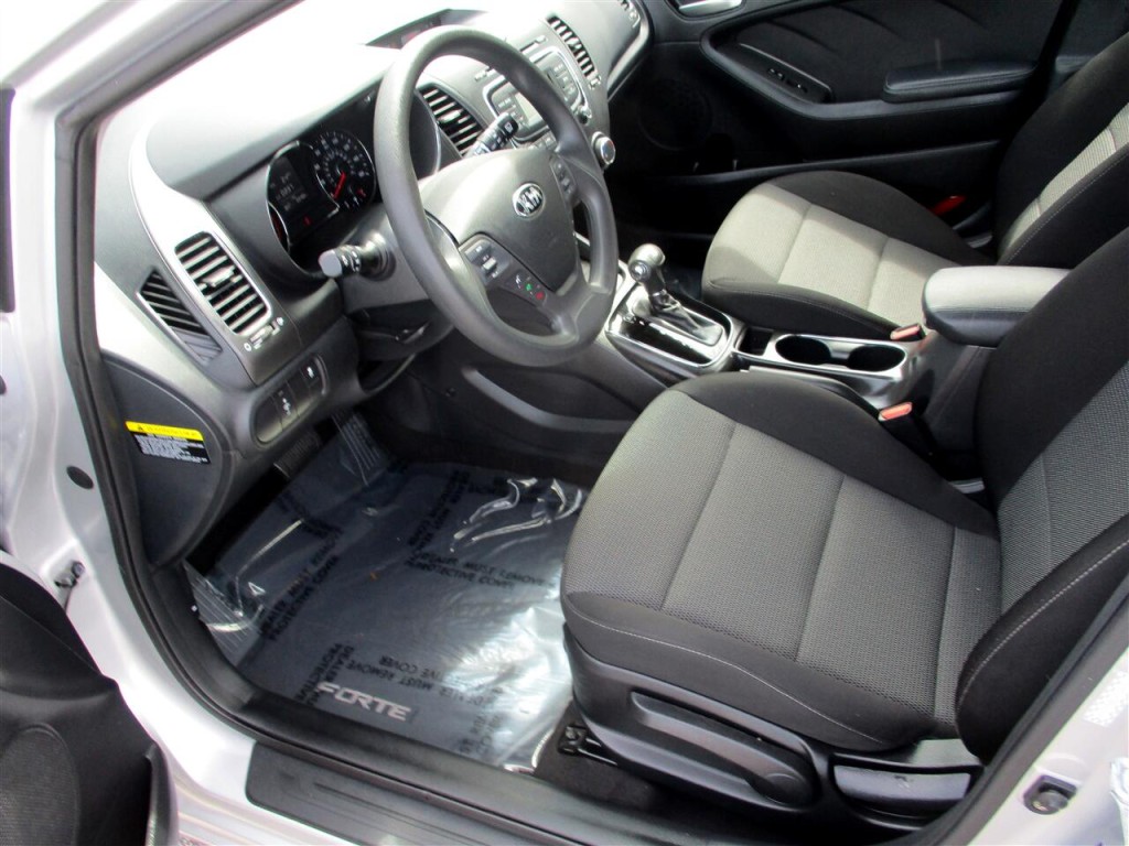 2017 Kia Forte Image 16