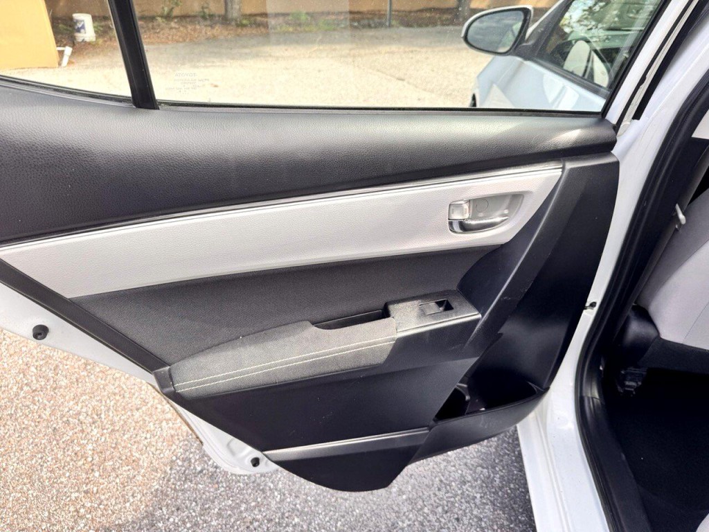 2017 Toyota Corolla Image 21