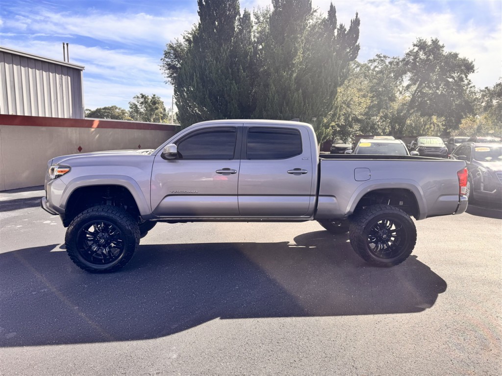 2017 Toyota Tacoma Image 2