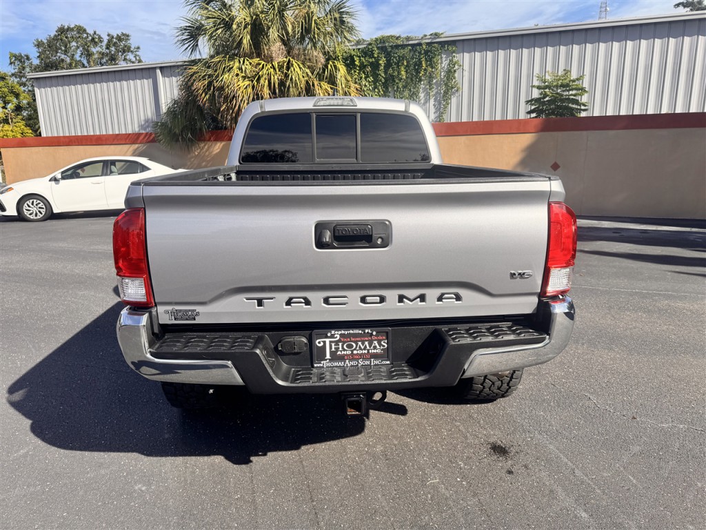 2017 Toyota Tacoma Image 4