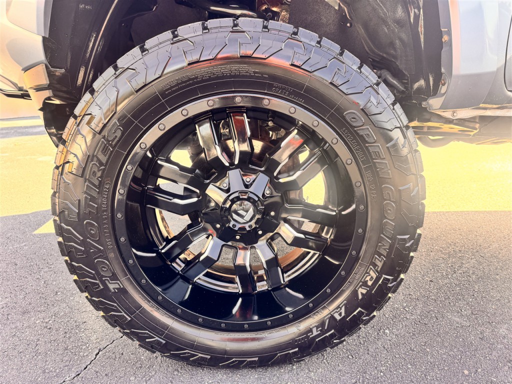2017 Toyota Tacoma Image 10