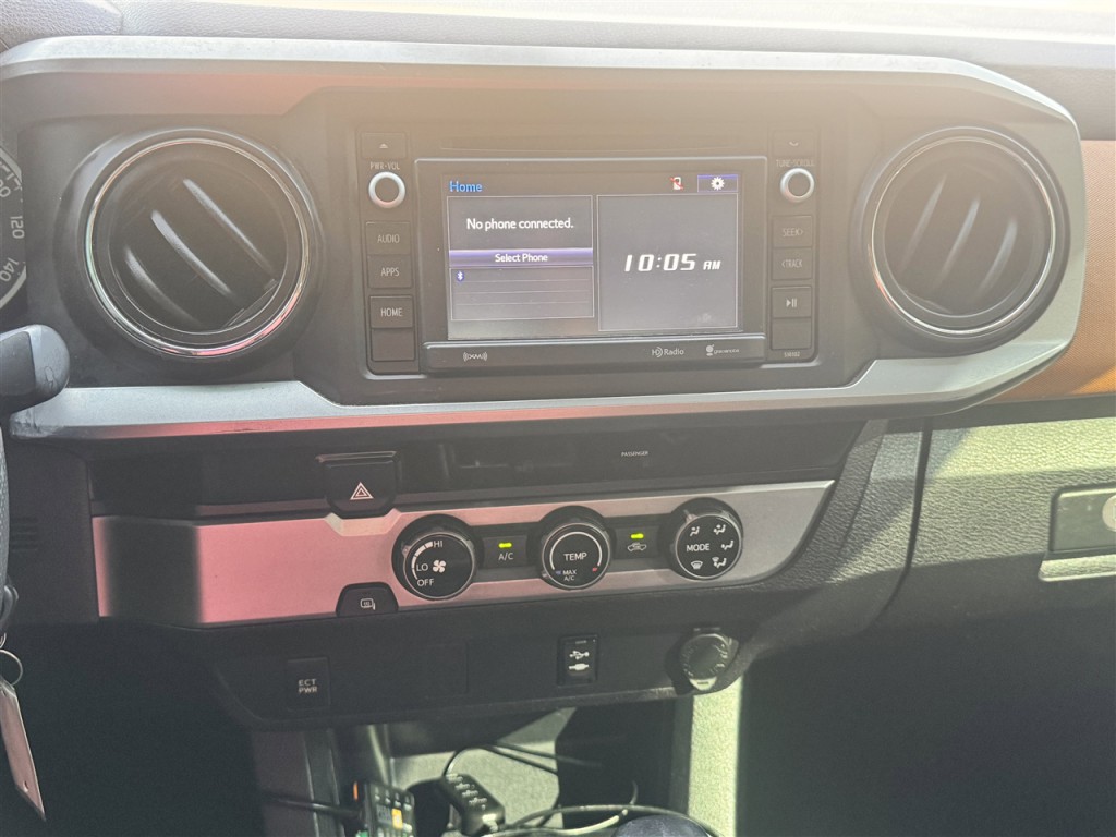 2017 Toyota Tacoma Image 17