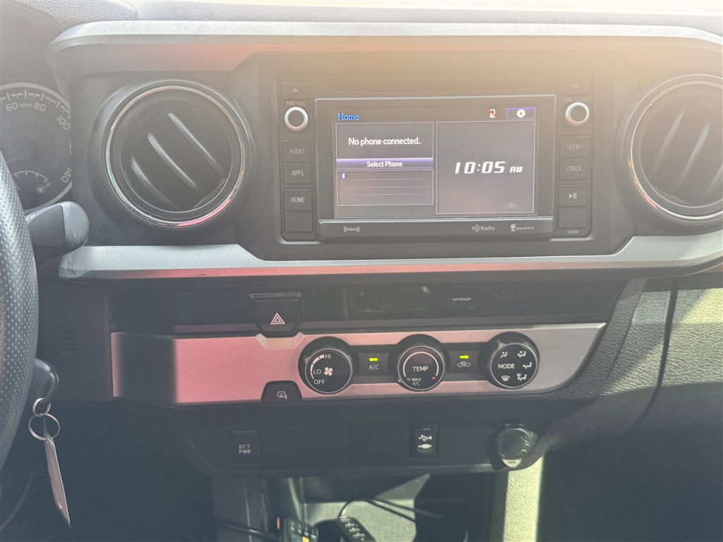 2017 Toyota Tacoma Image 18