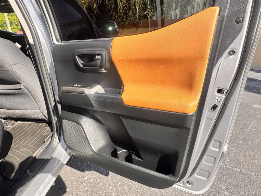 2017 Toyota Tacoma Image 24