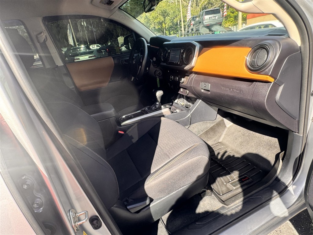 2017 Toyota Tacoma Image 25