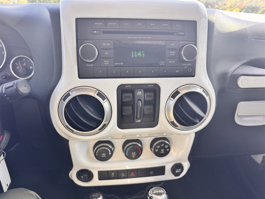 2013 Jeep Wrangler Image 16