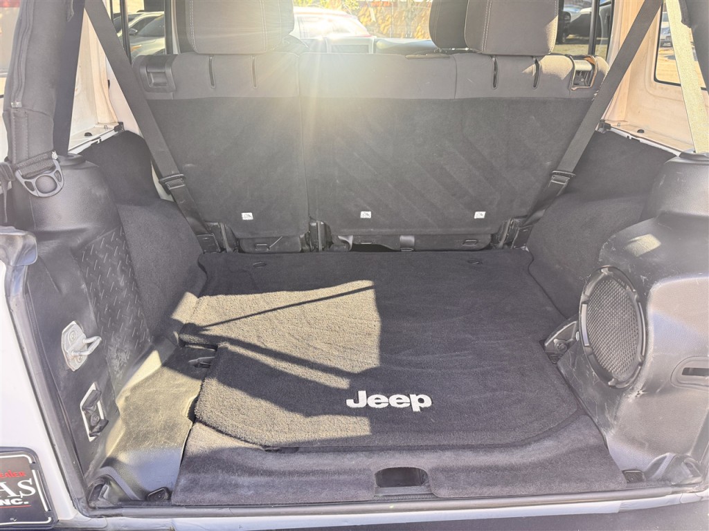 2013 Jeep Wrangler Image 21