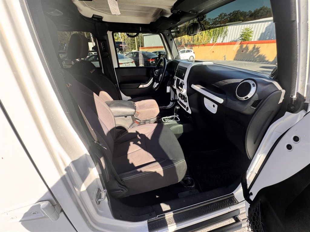 2013 Jeep Wrangler Image 24