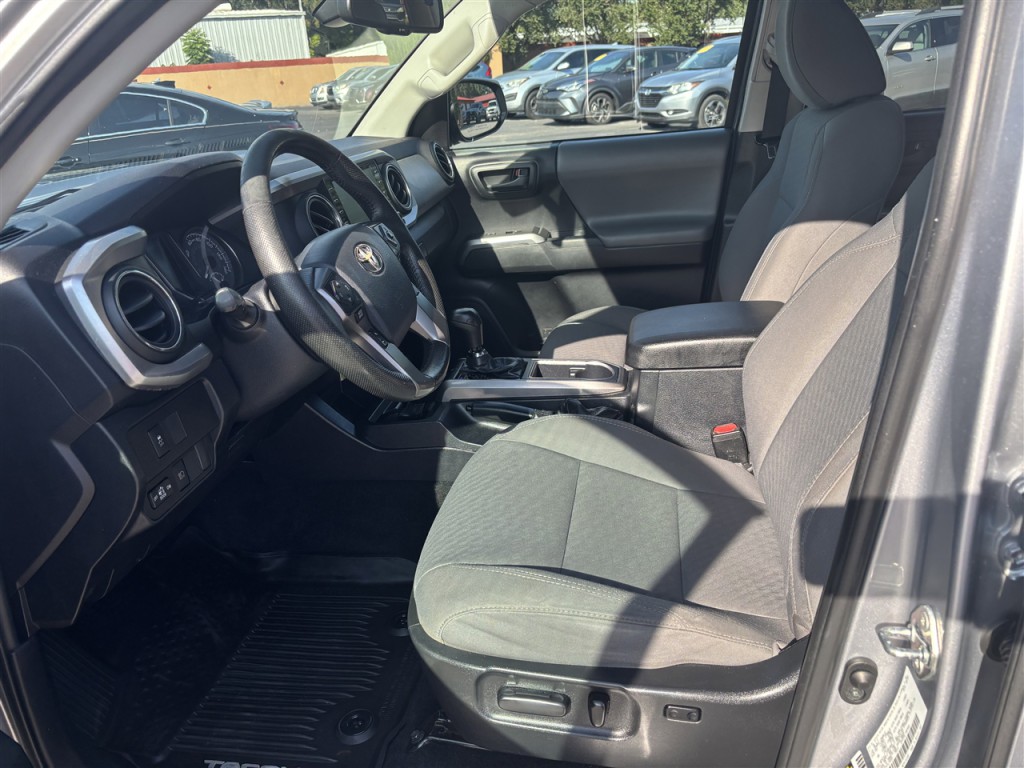 2020 Toyota Tacoma Image 12