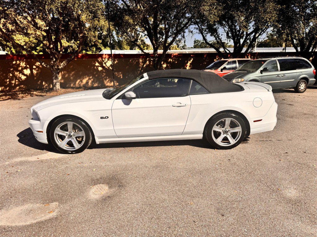 2013 Ford Mustang Image 2