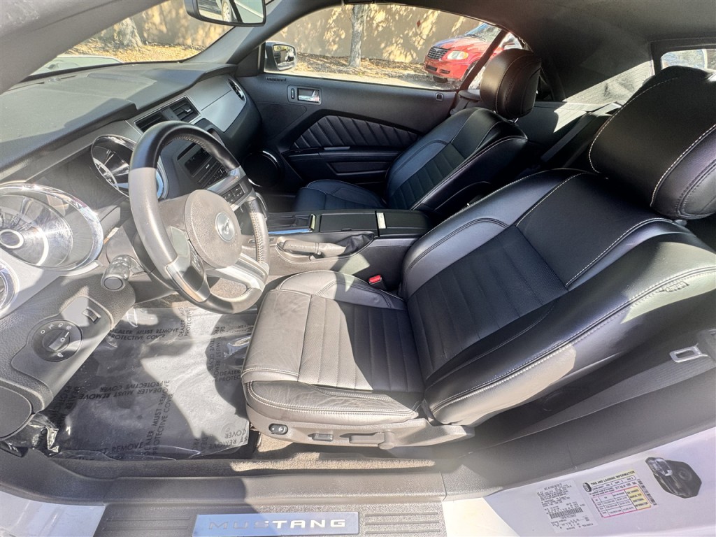 2013 Ford Mustang Image 18