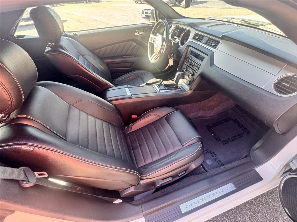 2013 Ford Mustang Image 21