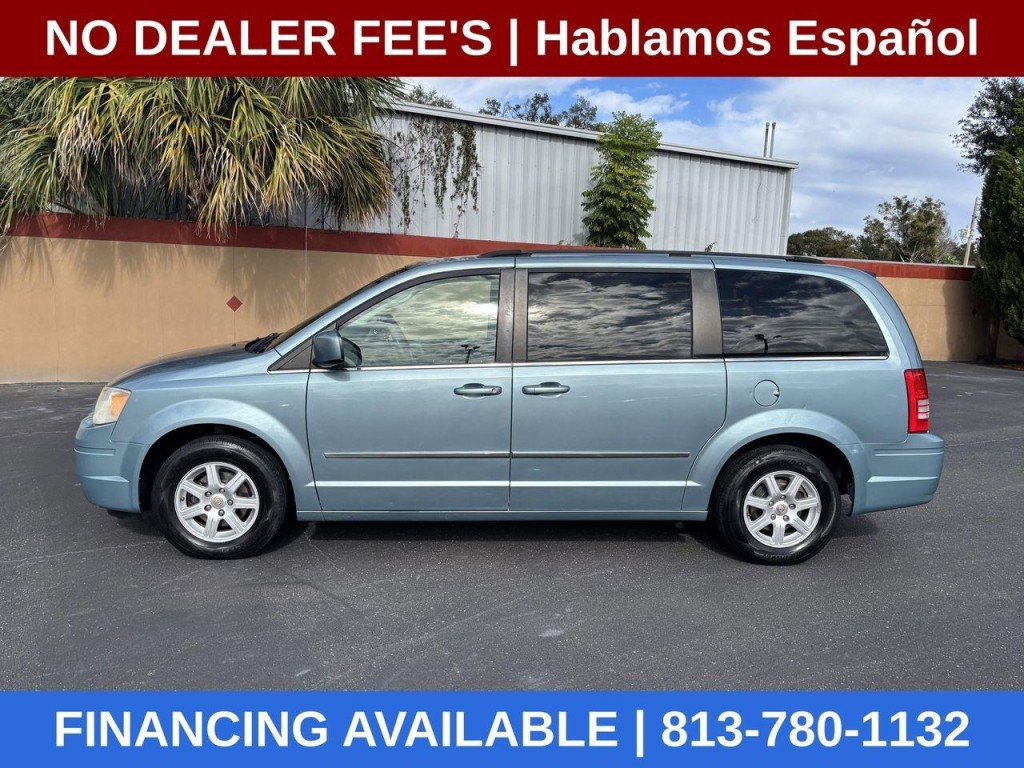 2010 Chrysler Town & Country Image 2