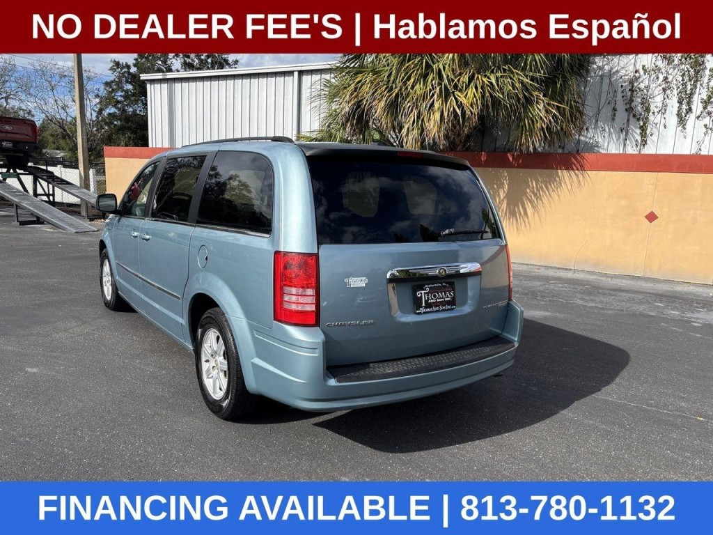 2010 Chrysler Town & Country Image 3