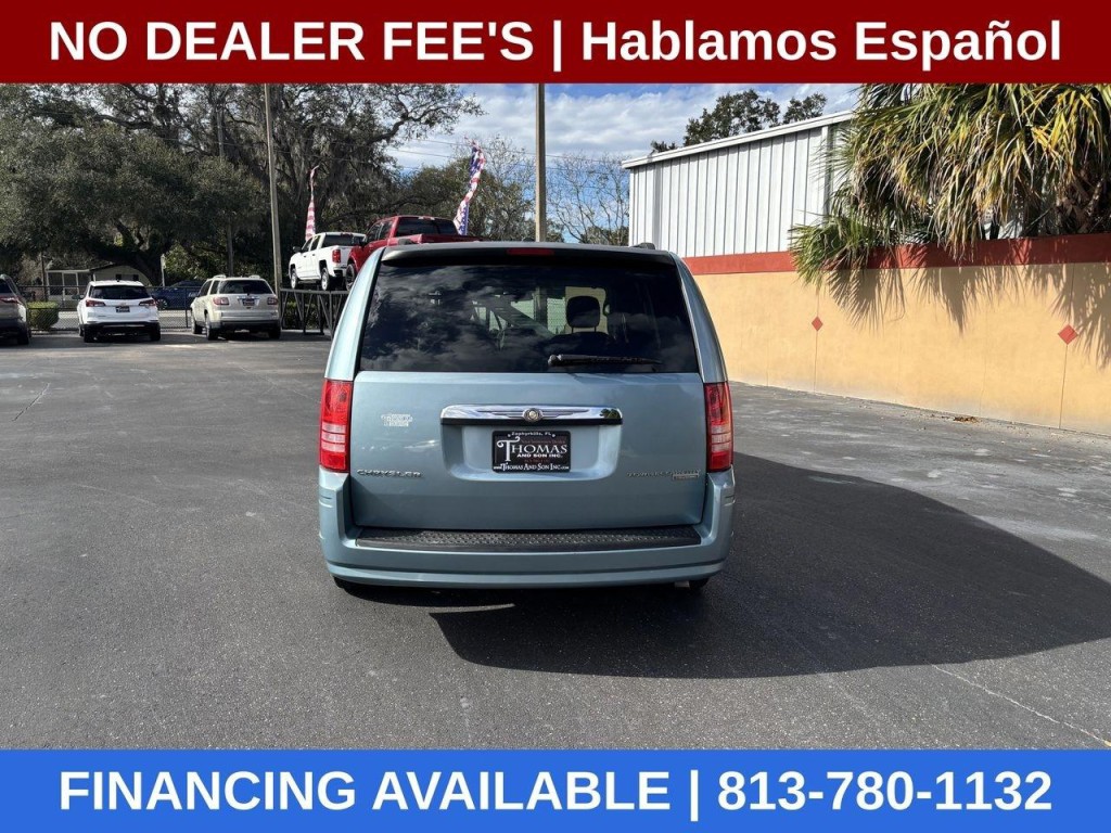 2010 Chrysler Town & Country Image 4