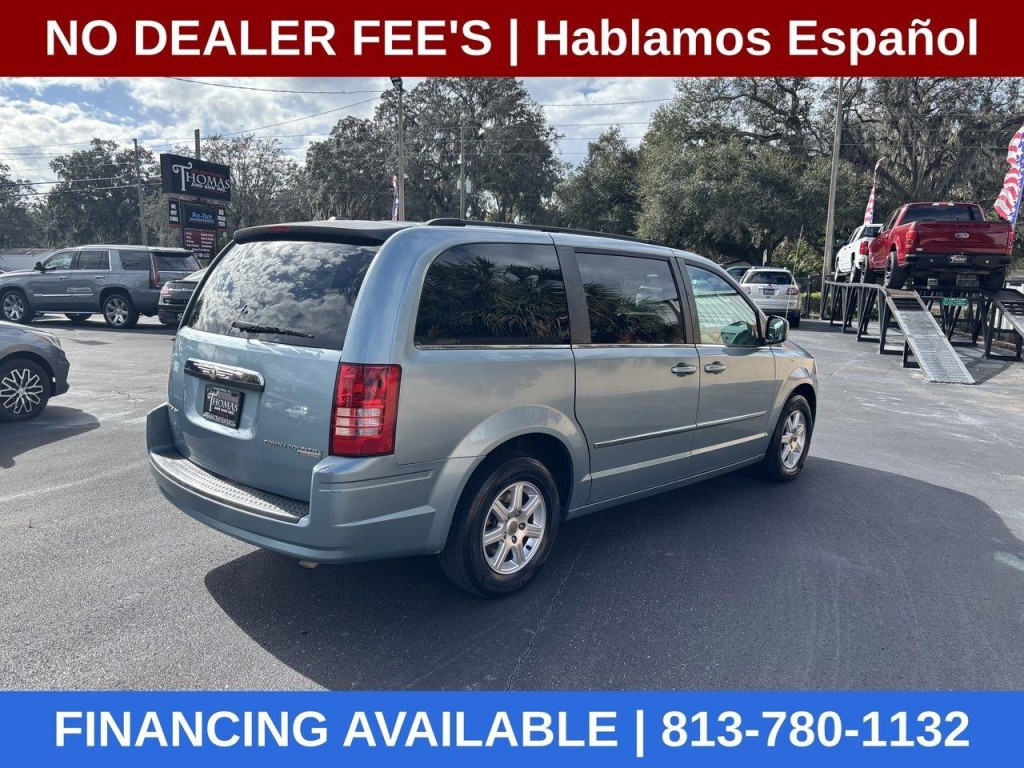 2010 Chrysler Town & Country Image 5