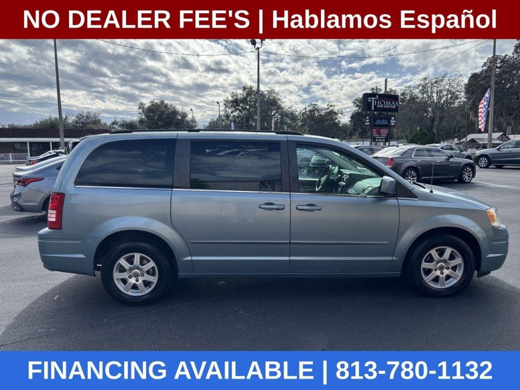 2010 Chrysler Town & Country Image 6