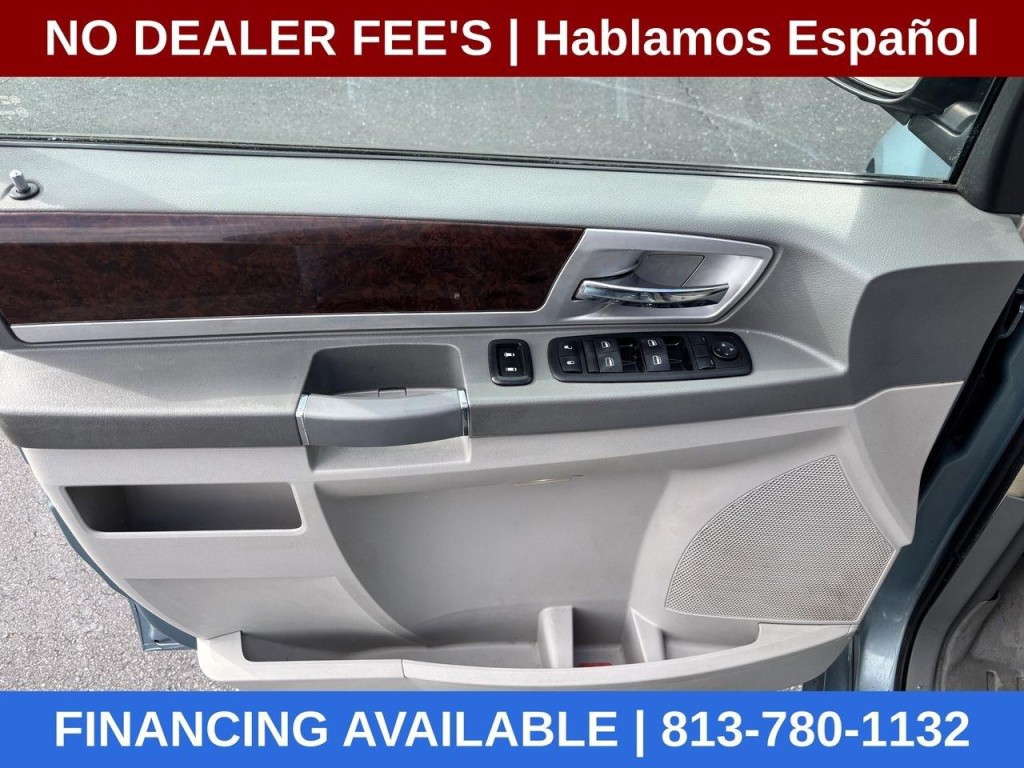2010 Chrysler Town & Country Image 11