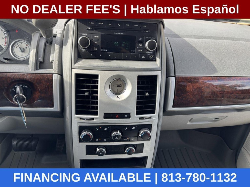 2010 Chrysler Town & Country Image 15