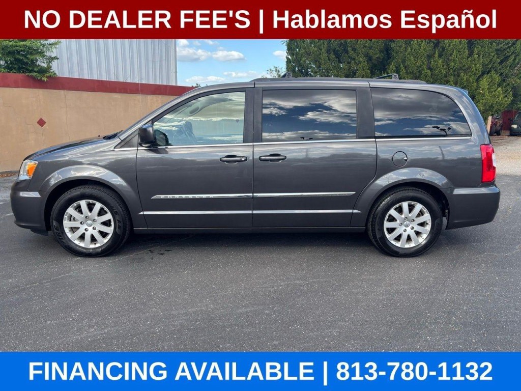 2015 Chrysler Town & Country Image 2