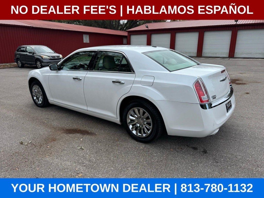 2011 Chrysler 300 Image 3