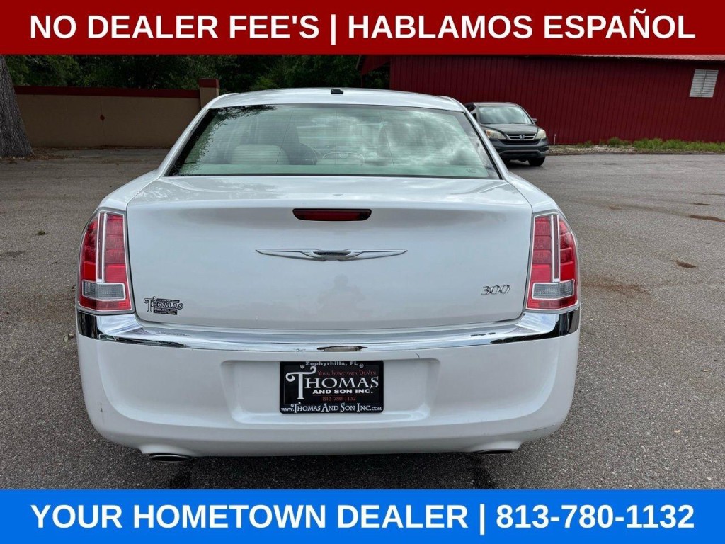 2011 Chrysler 300 Image 4