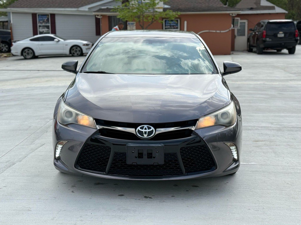 2017 Toyota Camry Image 2