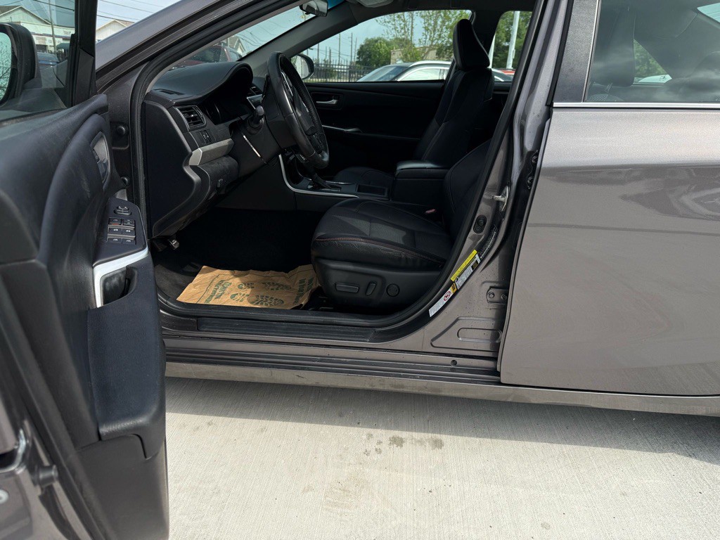 2017 Toyota Camry Image 12