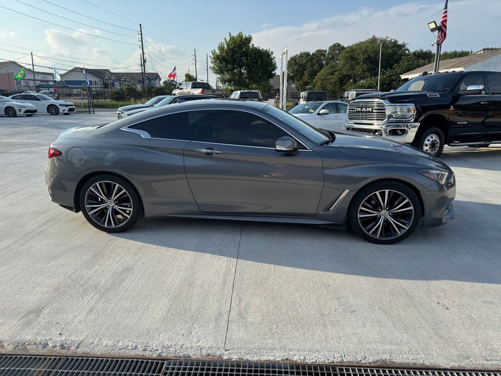 2017 INFINITI Q60 Image 4