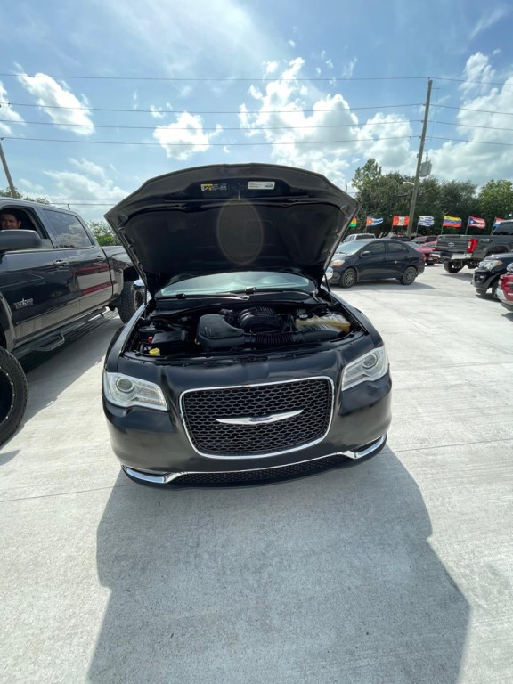 2019 Chrysler 300 Image 3