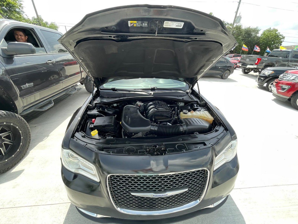 2019 Chrysler 300 Image 4