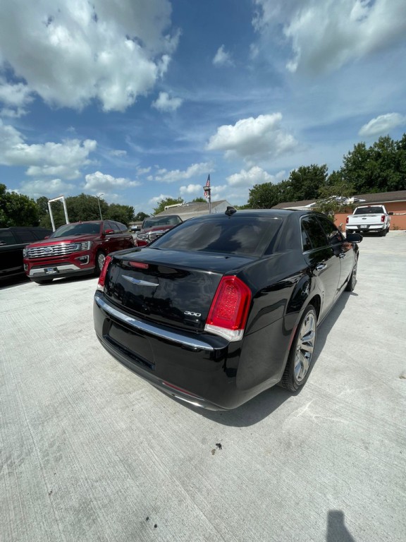 2019 Chrysler 300 Image 7