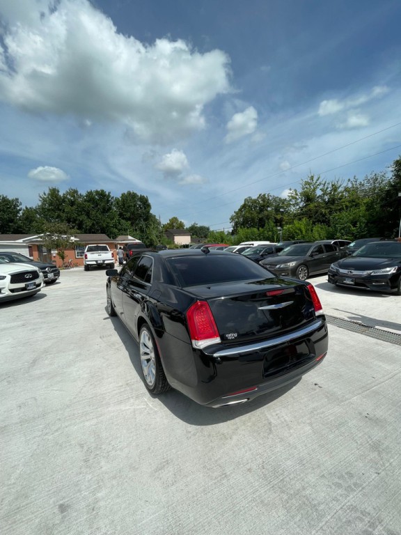 2019 Chrysler 300 Image 9