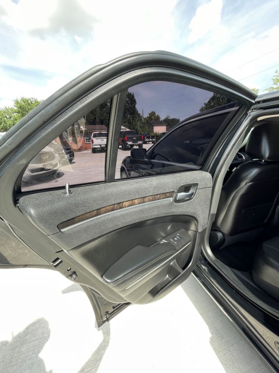 2019 Chrysler 300 Image 12