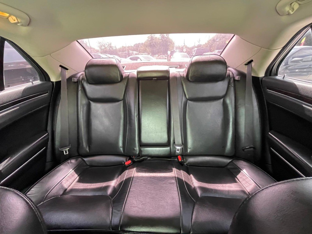 2019 Chrysler 300 Image 16