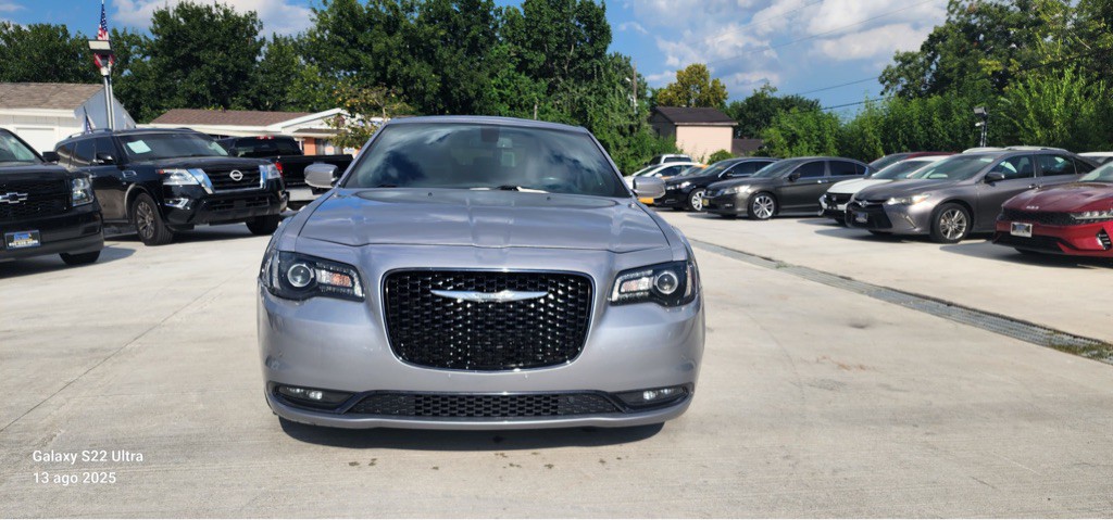 2018 Chrysler 300 Image 2