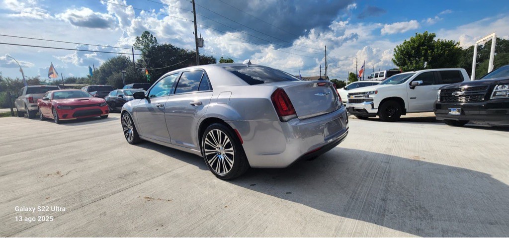 2018 Chrysler 300 Image 9