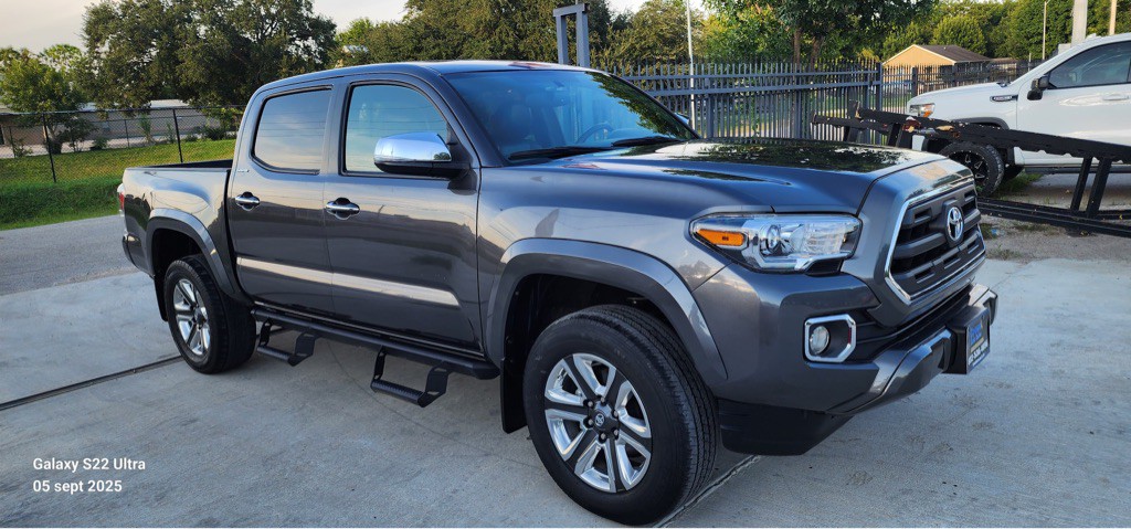 2017 Toyota Tacoma Image 3