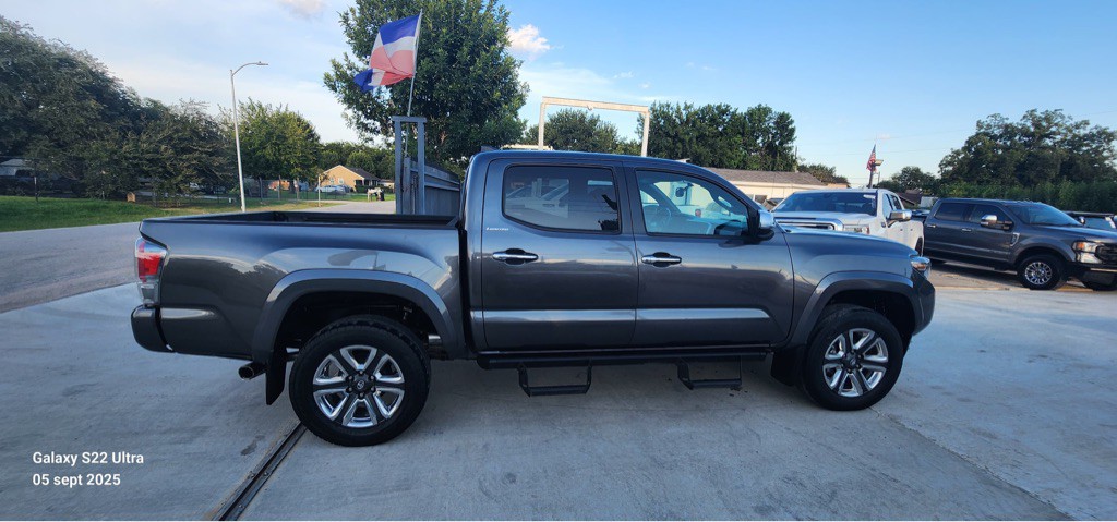 2017 Toyota Tacoma Image 4